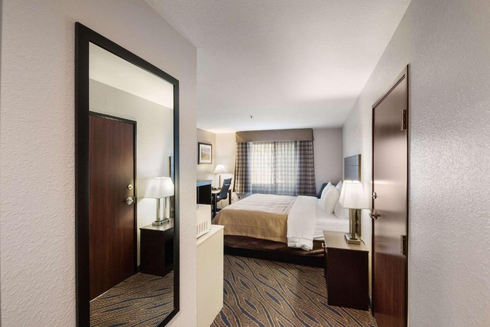 King Room - Accessible/Non-Smoking interior